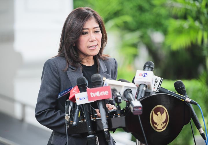 Menkomdigi Meutya Hafid memberikan keterangan pers di Istana Merdeka, Jakarta, pada Jumat 1 November 2024. Foto: Setneg