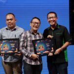 Dody Sanjaya, Public Relation PT Altama Surya Anugerah, saat menerima penghargaan Rexco Pelumas sebagai Cairan Penetran Terbaik versi Otomotif Choice Award 2024. Foto: Ist