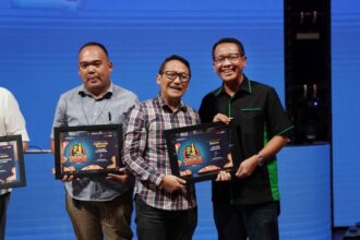 Dody Sanjaya, Public Relation PT Altama Surya Anugerah, saat menerima penghargaan Rexco Pelumas sebagai Cairan Penetran Terbaik versi Otomotif Choice Award 2024. Foto: Ist