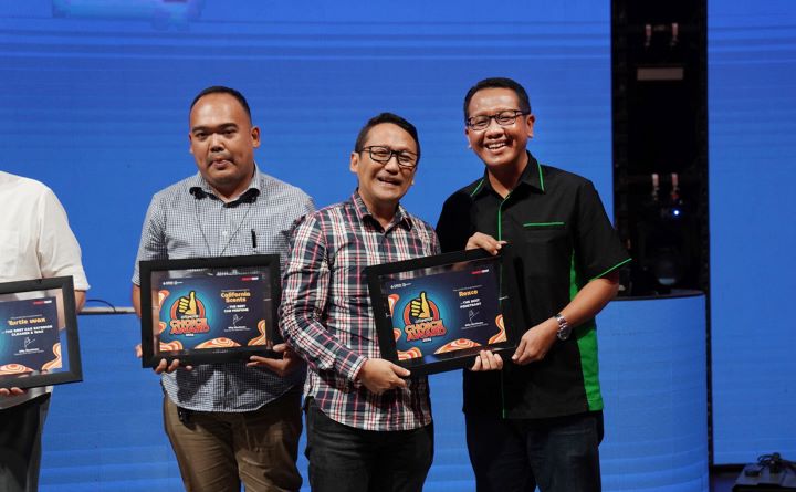 Dody Sanjaya, Public Relation PT Altama Surya Anugerah, saat menerima penghargaan Rexco Pelumas sebagai Cairan Penetran Terbaik versi Otomotif Choice Award 2024. Foto: Ist