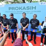 Wakil Menteri Lingkungan Hidup Diaz Faisal Malik Hendropriyono, Direktur Utama Pertamina Simon Aloysius Mantiri, serta Direktur Utama PT Kilang Pertamina Internasional Taufik Adityawarman menghadiri kegiatan program "Kali Bersih Sungai Ciliwung" di Saung Alkesa, Bogor, Jawa Barat, Sabtu (9/11/2024). Foto: Dok Pertamina