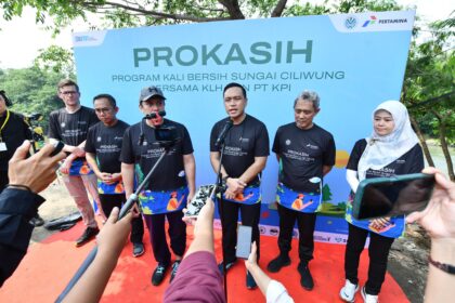 Wakil Menteri Lingkungan Hidup Diaz Faisal Malik Hendropriyono, Direktur Utama Pertamina Simon Aloysius Mantiri, serta Direktur Utama PT Kilang Pertamina Internasional Taufik Adityawarman menghadiri kegiatan program "Kali Bersih Sungai Ciliwung" di Saung Alkesa, Bogor, Jawa Barat, Sabtu (9/11/2024). Foto: Dok Pertamina