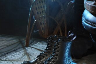 Salah satu boot koleksi Dr. Martens dan Wednesday Addams. Foto: ist