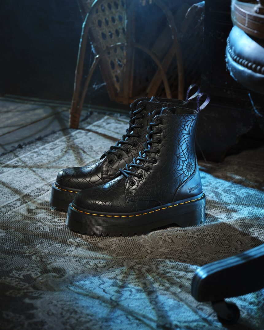 Salah satu boot koleksi Dr. Martens dan Wednesday Addams. Foto: ist