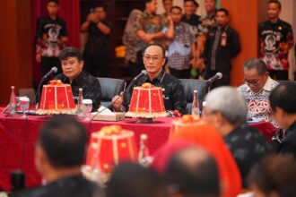 Pj Gub Sulsel, Prof Zudan Arif Fakrulloh saat memimpin rapat. Foto: dok humas