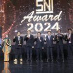 Kepala BSN, Kukuh S. Achmad di tengah bersama para peraih penghargaan SNI Award 2024. Foto: dok humas BSN RI