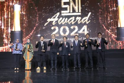 Kepala BSN, Kukuh S. Achmad di tengah bersama para peraih penghargaan SNI Award 2024. Foto: dok humas BSN RI