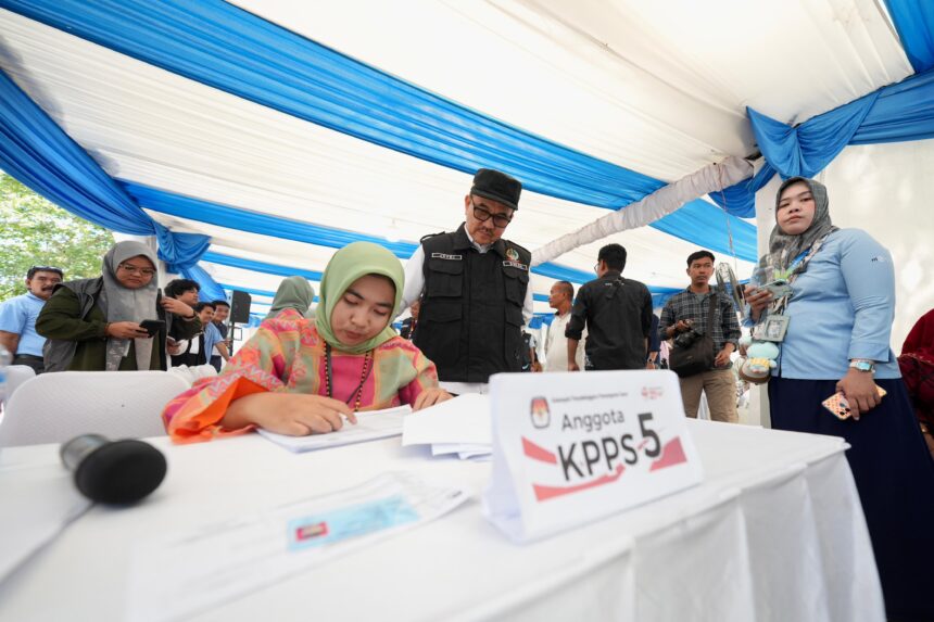 Sekda Sulsel meni jau sebuah TPS di Kab Gowa Sulsel. Foto: dok humas