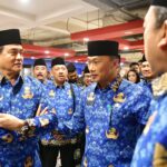 Pj Gub Sulsel berbincang dengan Menko Hukum dan HAM di Sulsel saat memperingati HUT ke-53 Korpri. Foto: dok humas