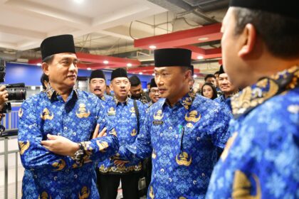 Pj Gub Sulsel berbincang dengan Menko Hukum dan HAM di Sulsel saat memperingati HUT ke-53 Korpri. Foto: dok humas