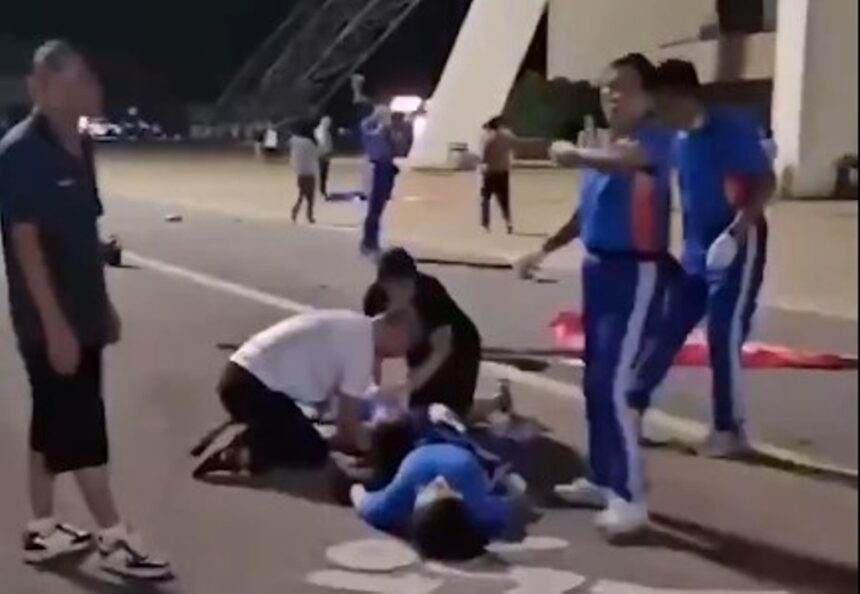 Korban tergeletak usai insiden mobil menabrak kerumunan orang yang sedang berolahraga di Zhuhai, China. Foto: Tangkapan layar video X