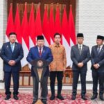 Presiden Prabowo Subianto menyampaikan keterangannya kepada awak media di Pangkalan TNI AU Halim Perdanakusuma, Jakarta, pada Jumat, 8 November 2024. Foto: BPMI Setpres