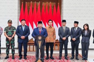 Presiden Prabowo Subianto menyampaikan keterangannya kepada awak media di Pangkalan TNI AU Halim Perdanakusuma, Jakarta, pada Jumat, 8 November 2024. Foto: BPMI Setpres