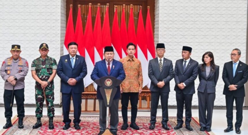 Presiden Prabowo Subianto menyampaikan keterangannya kepada awak media di Pangkalan TNI AU Halim Perdanakusuma, Jakarta, pada Jumat, 8 November 2024. Foto: BPMI Setpres