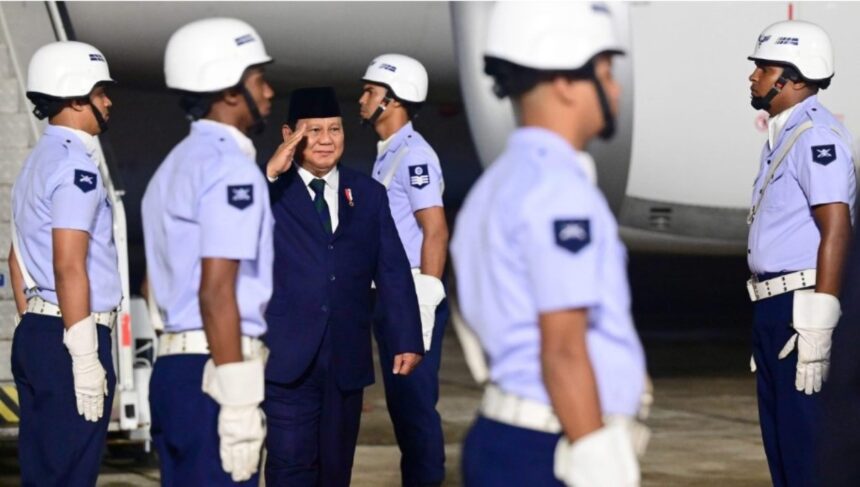 Presiden Prabowo Subianto tiba di Pangkalan Angkatan Udara Galeão, Rio de Janeiro, Brasil, pada Sabtu (16/11/2024), sekitar pukul 23.25 waktu setempat. Foto: BPMI Setpres