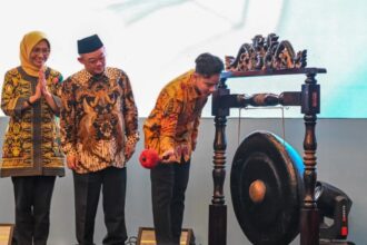 Wapres Gibran Rakabuming Raka didampingi Menteri Pendidikan Dasar dan Menengah Abdul Mu’ti dan Ketua Komisi X DPR Hetifah Sjaifudian membuka Rapat Koordinasi Evaluasi Kebijakan Pendidikan Bersama Para Kepala Dinas Pendidikan dari Seluruh Indonesia, Senin (11/11/2024). Foto: Biro Pers, Media, dan Informasi Sekretariat Wares