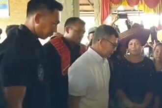 Panglima Kodam I Bukit Barisan Letjen Mochammad Hasan saat menemui keluarga korban di Desa Selamat, Kecamatan Sibiru-biru, Kabupaten Deli Serdang. Foto: Ist