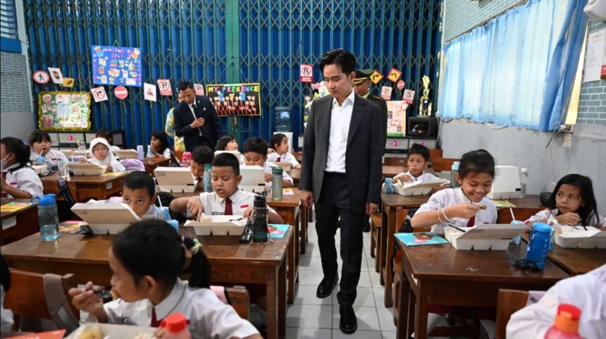 Wapres Gibran Rakabuming Raka meninjau program makan bergizi gratis. Foto: dok. Biro Pers, Media, dan Informasi Sekretariat Wapres