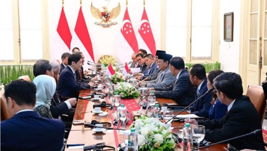 Presiden Prabowo Subianto melakukan pertemuan bilateral dengan Perdana Menteri Singapura, Lawrence Wong, dalam kunjungan resminya di Istana Merdeka, Jakarta, pada Rabu, 6 November 2024. Foto: BPMI Setpres