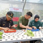 Shinji Teraoka, Presiden Direktur, PT Sharp Electronics Indonesia bersama Teppy Wawan Dharmawan, PJ Bupati Karawang mencoba menanam dengan menggunakan sistem hydroponic. Foto: SEID