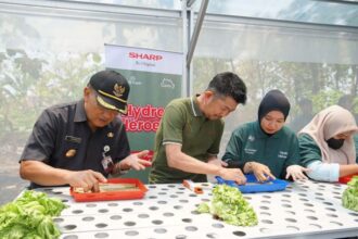 Shinji Teraoka, Presiden Direktur, PT Sharp Electronics Indonesia bersama Teppy Wawan Dharmawan, PJ Bupati Karawang mencoba menanam dengan menggunakan sistem hydroponic. Foto: SEID