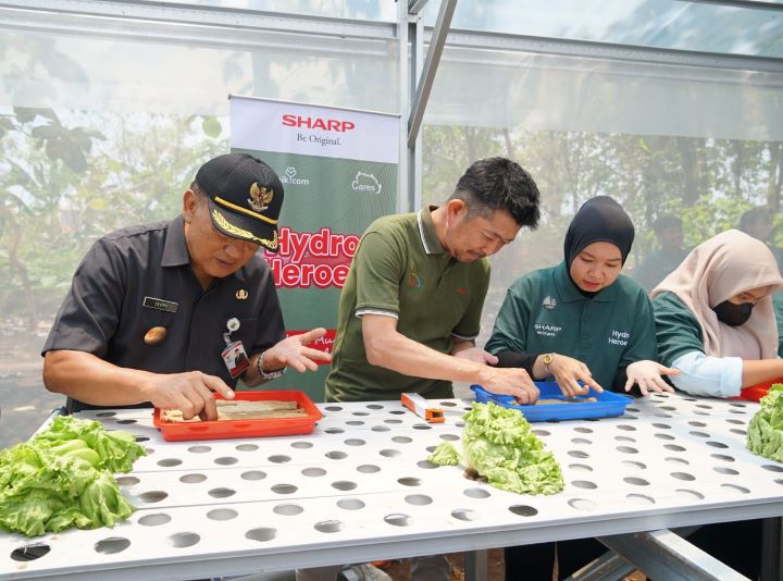 Shinji Teraoka, Presiden Direktur, PT Sharp Electronics Indonesia bersama Teppy Wawan Dharmawan, PJ Bupati Karawang mencoba menanam dengan menggunakan sistem hydroponic. Foto: SEID