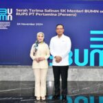 Direktur Utama PT Pertamina yang baru, Simon Aloysius Mantiri berswafoto bersama mantan Direktur Utama PT Pertamina, Nicke Widyawati. Foto: Dok Pertamina