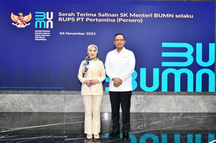 Direktur Utama PT Pertamina yang baru, Simon Aloysius Mantiri berswafoto bersama mantan Direktur Utama PT Pertamina, Nicke Widyawati. Foto: Dok Pertamina