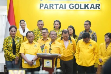 Ketua Umum (Ketum) Partai Golkar Bahlil Lahadalia didampingi jajaran pimpinan mengumumkan susunan kepengurusan Dewan Pimpinan Pusat (DPP) Partai Golkar periode 2024-2029, Kamis (7/112024). Foto: dok. Golkar