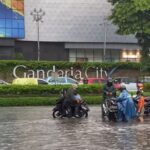 Banjir melanda sejumlah jalan, salah satunya di Gandaria City, Kebayoran Lama, Jakarta Selatan. Foto: Instagram @jktinfo