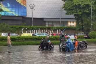 Banjir melanda sejumlah jalan, salah satunya di Gandaria City, Kebayoran Lama, Jakarta Selatan. Foto: Instagram @jktinfo