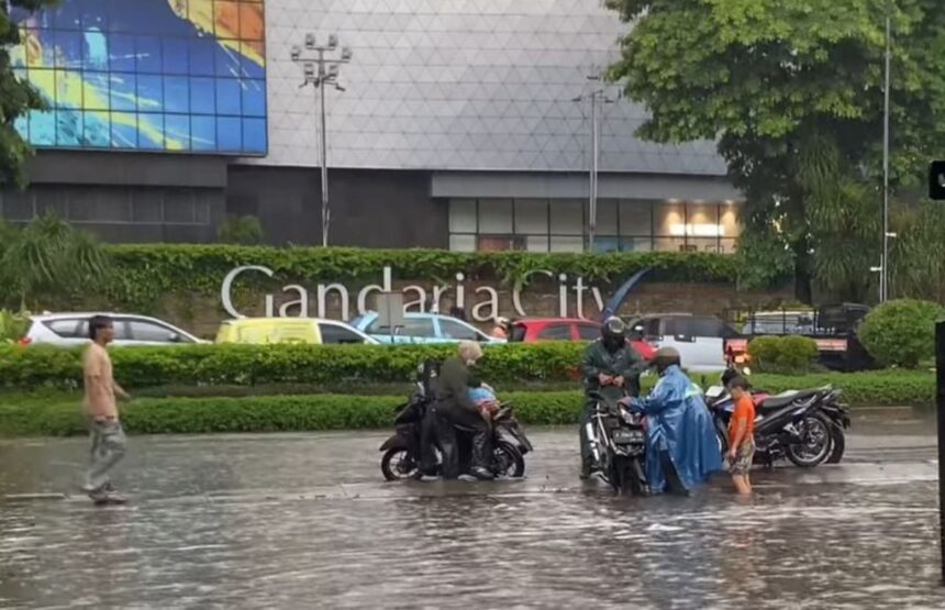 Banjir melanda sejumlah jalan, salah satunya di Gandaria City, Kebayoran Lama, Jakarta Selatan. Foto: Instagram @jktinfo