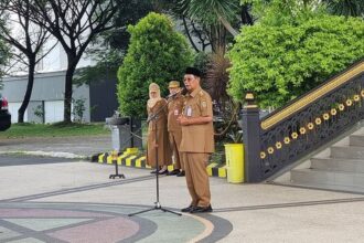 Gubernur Kalimantan Selatan, Sahbirin Noor memimpin apel pagi di halaman Kantor Gubernur, di Banjarbaru, Senin (11/11/2024). Foto: dok. Setdaprov Kalsel