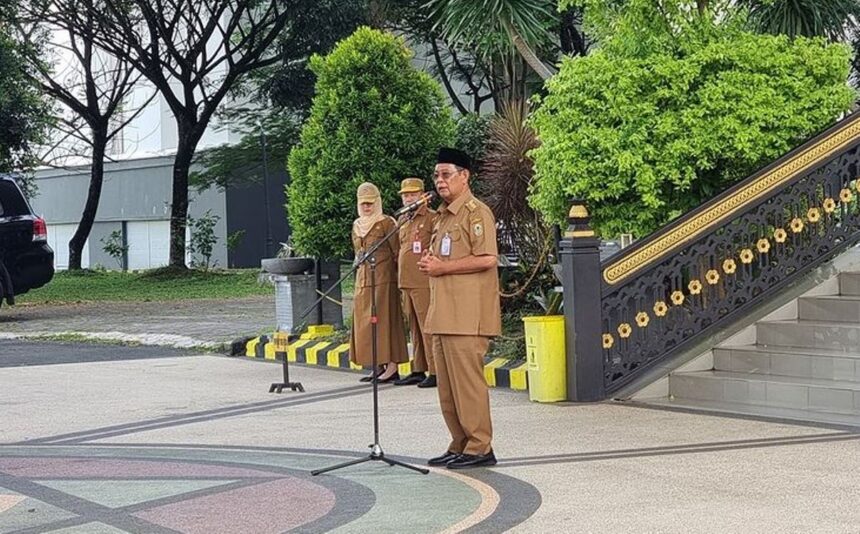 Gubernur Kalimantan Selatan, Sahbirin Noor memimpin apel pagi di halaman Kantor Gubernur, di Banjarbaru, Senin (11/11/2024). Foto: dok. Setdaprov Kalsel