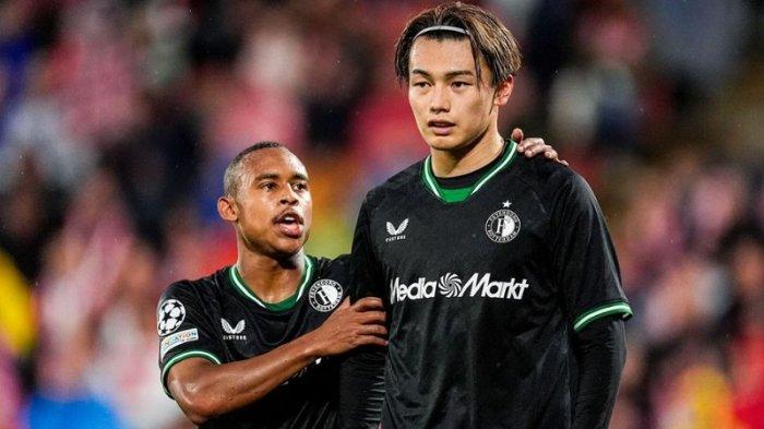 Sosok Striker Timnas Jepang Ayase Ueda (kanan) yang diisukan jadi calon naturalisasi baru Timnas Indonesia yang telah masuk radar PSSI. 