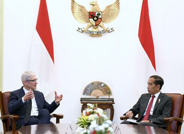 CEO Apple Tim Cook saat mengunjungi Indonesia. Foto: Setneg