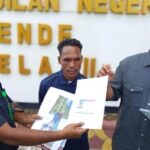 Rossano Tito Atmadja, S.H., M.H., dari kantor pengacara Danto dan Tomi & Rekan, menyampaikan konferensi pers di Ende. Foto/ist