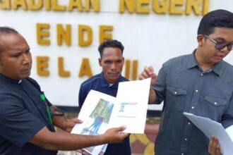 Rossano Tito Atmadja, S.H., M.H., dari kantor pengacara Danto dan Tomi & Rekan, menyampaikan konferensi pers di Ende. Foto/ist