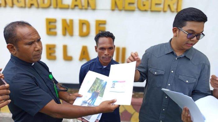 Rossano Tito Atmadja, S.H., M.H., dari kantor pengacara Danto dan Tomi & Rekan, menyampaikan konferensi pers di Ende. Foto/ist