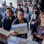 Menteri Ekonomi Kreatif/Kepala Badan Ekonomi Kreatif (MenEkraf/KaBekraf) Teuku Riefky Harsya (tengah) saat meninjau gelaran Jakarta Doodle Fest 2024. Foto: dok humas