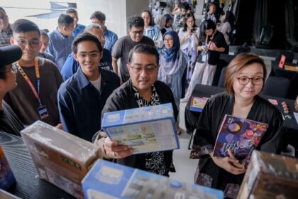 Menteri Ekonomi Kreatif/Kepala Badan Ekonomi Kreatif (MenEkraf/KaBekraf) Teuku Riefky Harsya (tengah) saat meninjau gelaran Jakarta Doodle Fest 2024. Foto: dok humas