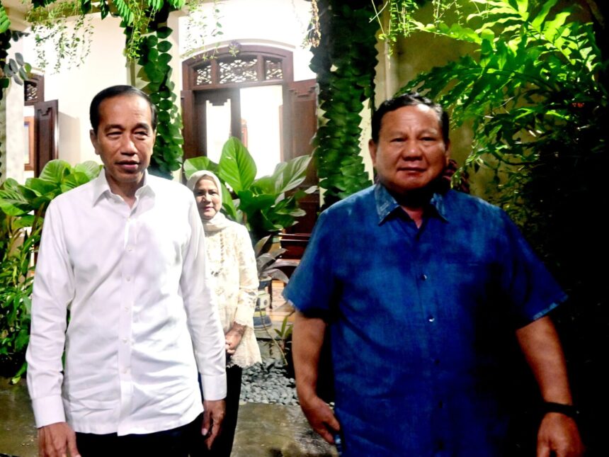 Presiden Prabowo Subianto mengadakan pertemuan dengan Presiden ke-7 RI, Joko Widodo (Jokowi) didampingi Ibu Iriana Jokowi, pada Minggu malam, 3 November 2024. Foto: BPMI Setpres