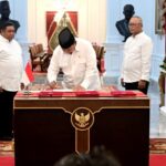 Presiden Prabowo Subianto menandatangani PP Nomor 47 Tahun 2024 tentang Penghapusan Piutang Macet kepada UMKM, Selasa (05/11/2024), di Istana Merdeka, Jakarta. Foto: BPMI Setpres