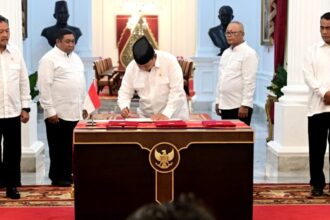 Presiden Prabowo Subianto menandatangani PP Nomor 47 Tahun 2024 tentang Penghapusan Piutang Macet kepada UMKM, Selasa (05/11/2024), di Istana Merdeka, Jakarta. Foto: BPMI Setpres