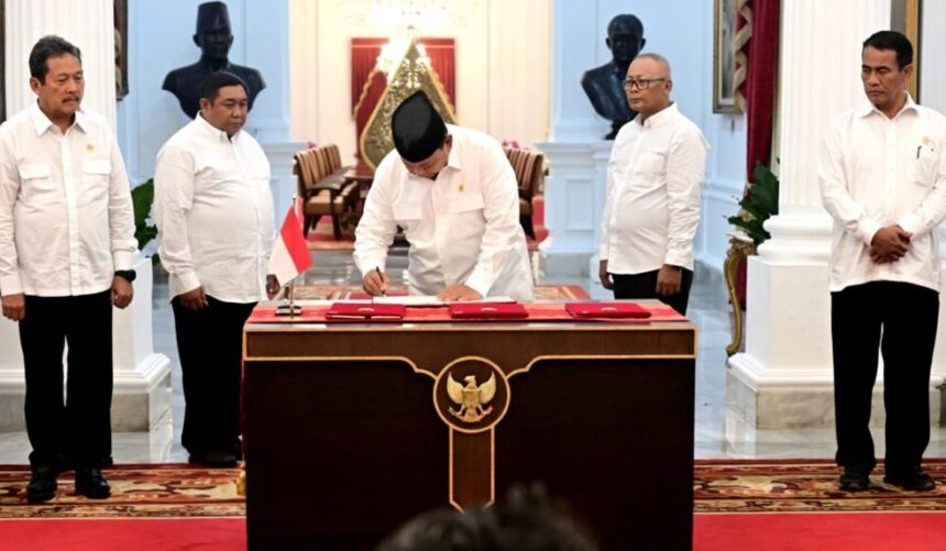 Presiden Prabowo Subianto menandatangani PP Nomor 47 Tahun 2024 tentang Penghapusan Piutang Macet kepada UMKM, Selasa (05/11/2024), di Istana Merdeka, Jakarta. Foto: BPMI Setpres