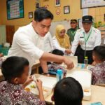 Wapres Gibran, dan Pj Gub Zudan saat meninjau makan bergizi gratis di SDN 103 Inpres Hasanuddin Maros, Sulsel. Foto: Dok humas