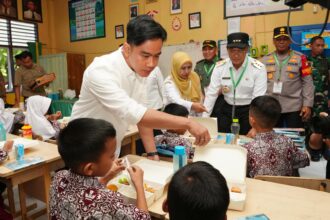 Wapres Gibran, dan Pj Gub Zudan saat meninjau makan bergizi gratis di SDN 103 Inpres Hasanuddin Maros, Sulsel. Foto: Dok humas