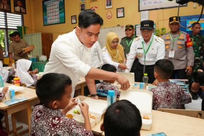 Wapres Gibran, dan Pj Gub Zudan saat meninjau makan bergizi gratis di SDN 103 Inpres Hasanuddin Maros, Sulsel. Foto: Dok humas