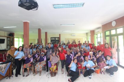 Kunjugan sosial Hotel Ciputra Jakarta bersama 19 hotel Swiss-Belhotel International ke Panti Tresna Werdha Budi Mulia 3. (dok. Hotel Ciputra Jakarta)