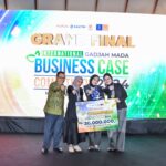 Para pemenang semringah, Nyubi Nyoba dari Telkom University dan 3mpower dari Institut Teknologi Bandung masing-masing dari kategori S1 dan S2, berhasil membawa pulang gelar juara pertama PKT-GAMA Business Case Competition 2024 (PKT-GAMA BCC 2024). Kompetisi berlangsung di Gedung Sasono Adiguno, Taman Mini Indonesia Indah (TMII), Jakarta, (26/11/2024). Foto: Ist